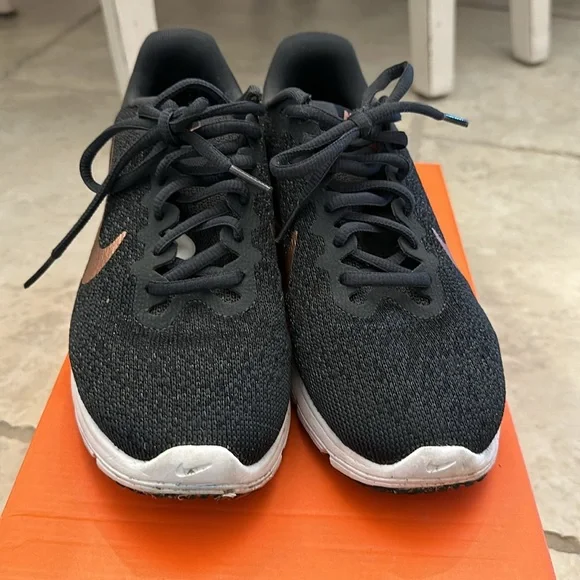 Black Nike mesh sneaker with metallic swoosh - Picture 2 of 7